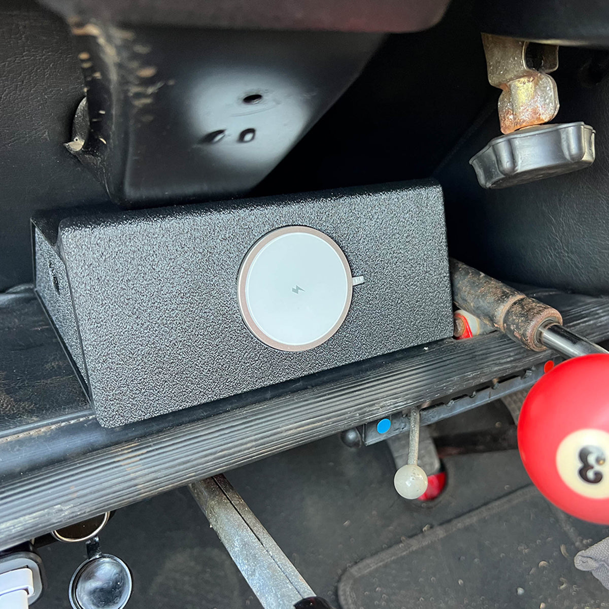 0501120 2cv I Phone dock with Magnetic charger, available in various colours.