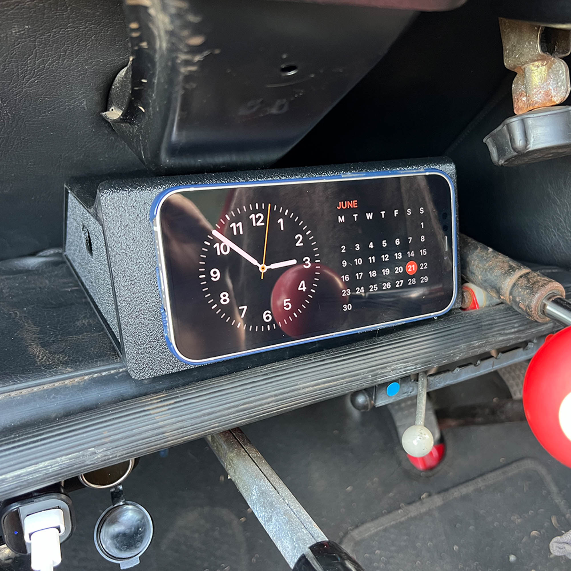 0501120 2cv I Phone dock with Magnetic charger, available in various colours. - Image 2